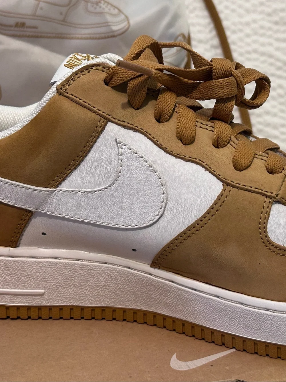 Nike Men's Low Top Sneakers in White & Brown with Drawstring Bag